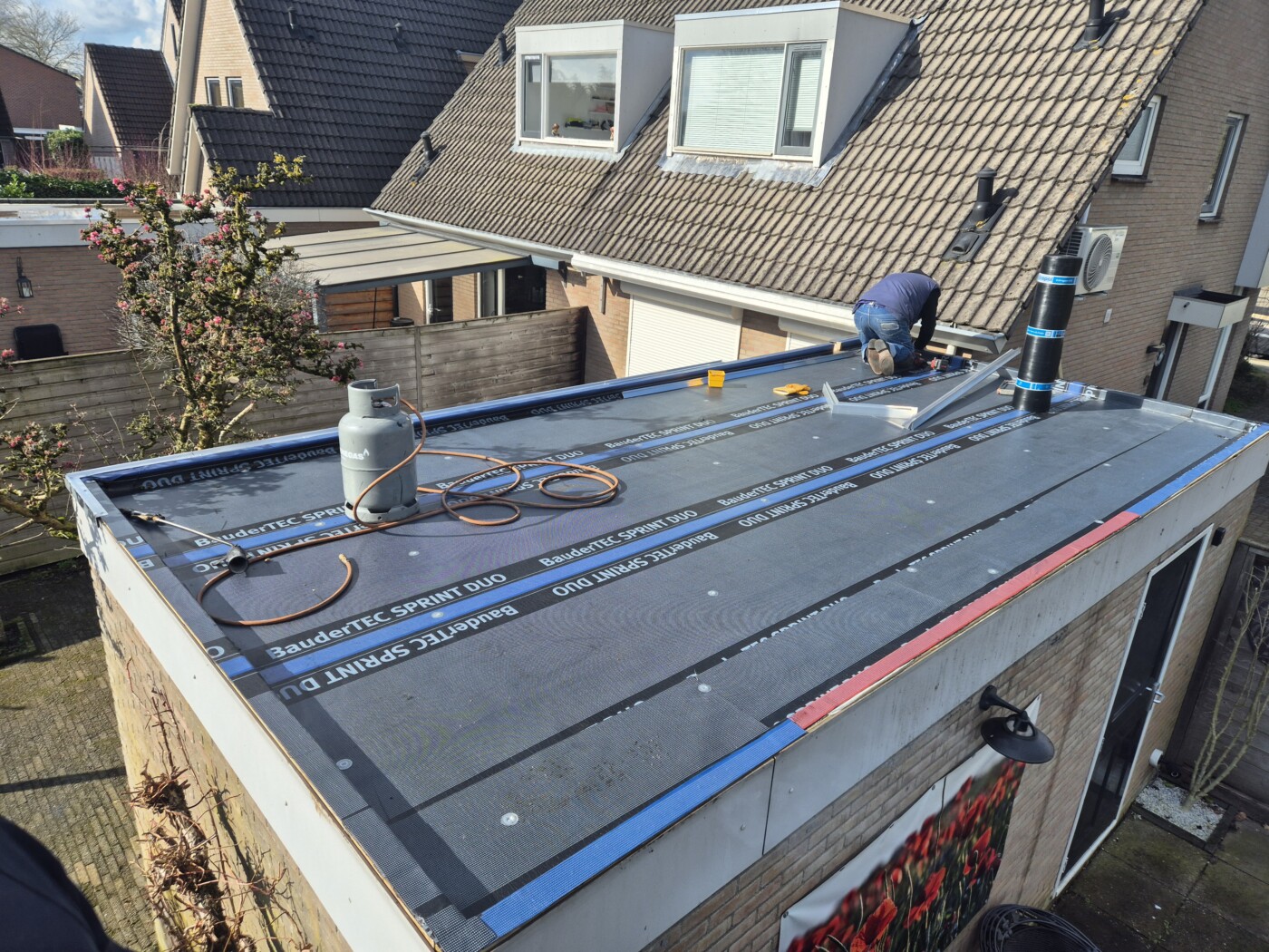 BauderTEC Sprint Duo bitumen wordt aangebracht op plat dak