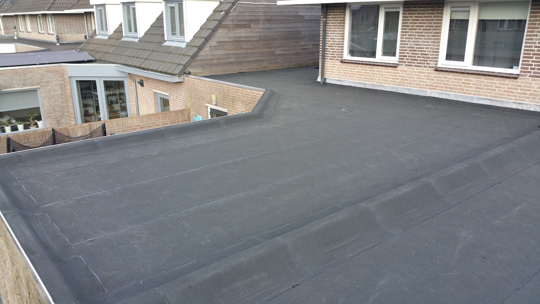 Strak afgewerkt bitumen platdak na renovatie