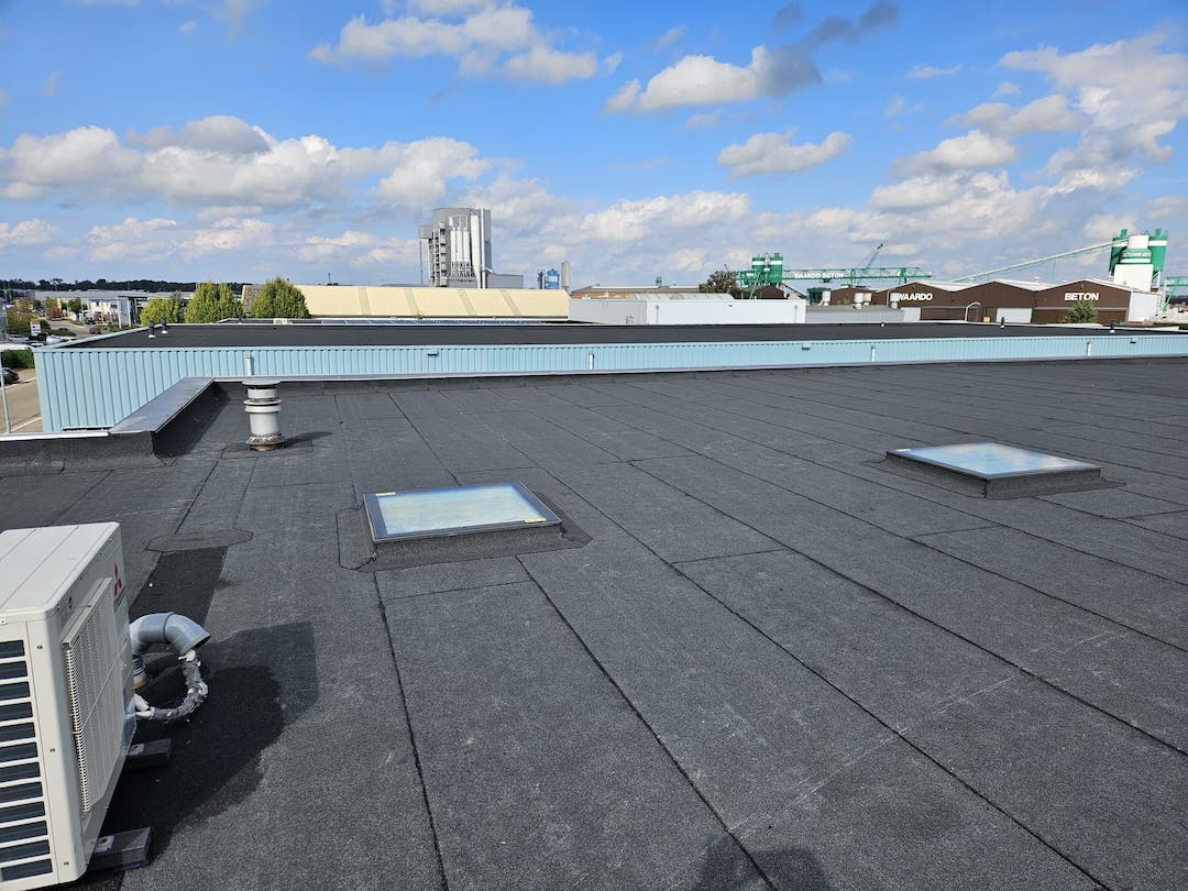 Nieuwe zinken dakgoot langs een Brabants bakstenen huis in Den Bosch